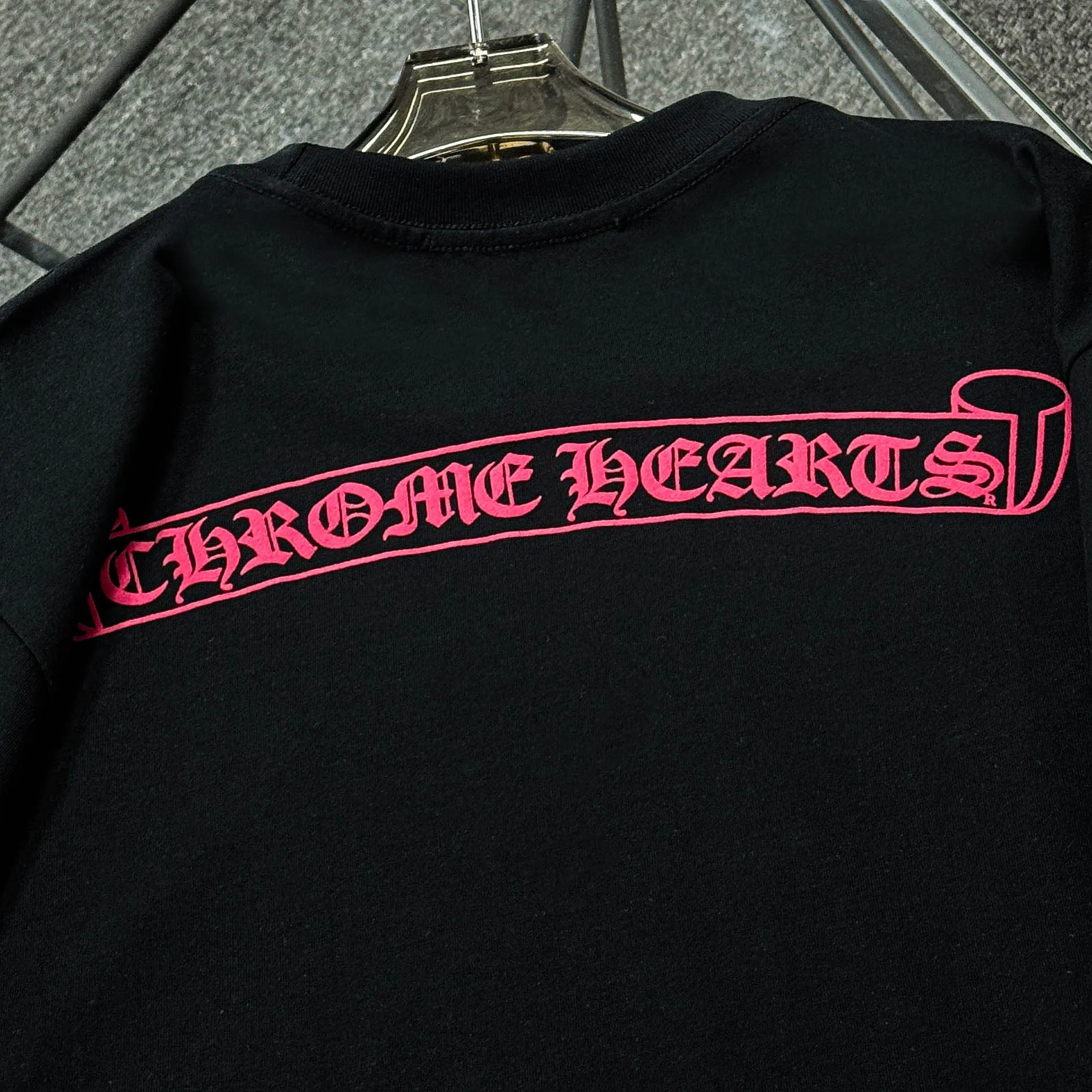 P170 Chrome Hearts Chrome Hearts 25 high version. The fabric is made of 300 grams of high-density pure cotton. It does not deform or shrink. It has three labels. It is the same style for men and women. Technology: suede foam printing. Color: white, black. SIZE: S-XL.